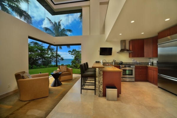 hawaii-lyx-bostad-öppet-kök-glas-väggar