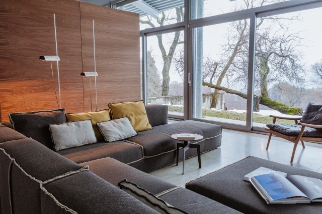vardagsrum stoppade möbler-grå lounge-känsla exklusiv lägenhet
