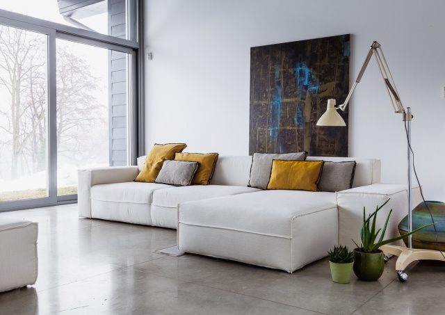 Vit soffgrupp designidéer minimalistisk lägenhet golvlampa