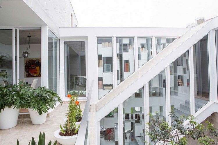 atrium hus peru växt krukor balkong trappor