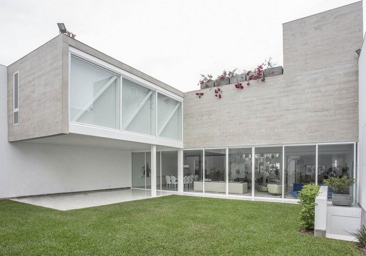 atrium-hus-peru-modern-arkitektur-växt-platt-tak