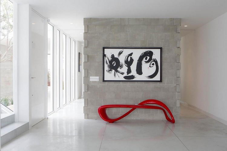 atrium-hus-peru-korridor-väggmålning-modern-röd-bänk