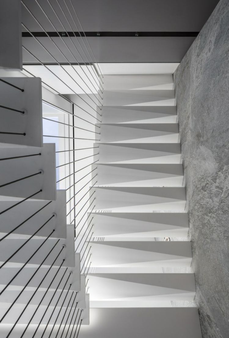 väggdesign-idéer-trappor-modern-vit-ljus-effekt-grå-vägg