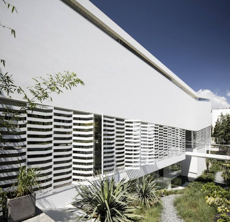 vägg-design-idéer-fasad-solskydd-remsor-trädgård-design