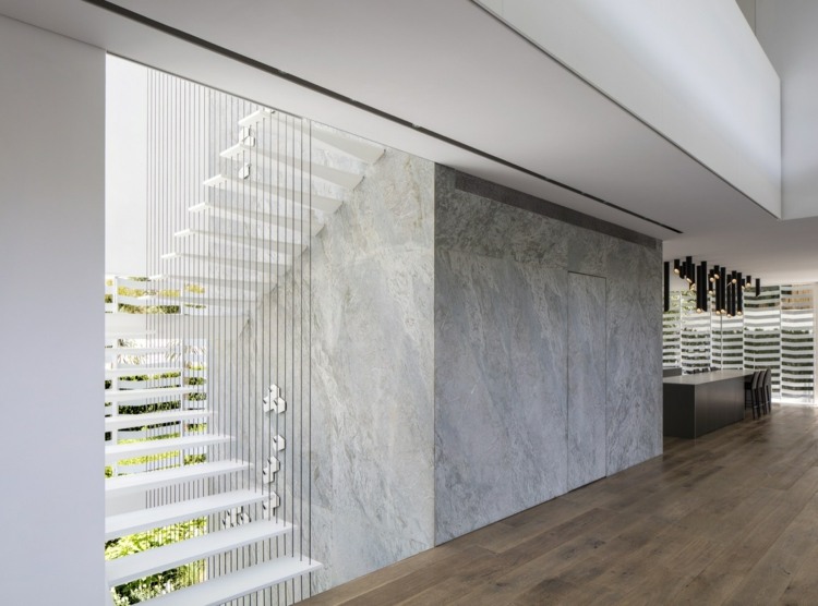 väggdesignidéer korridor-trappa-ljus grå-vit-tak