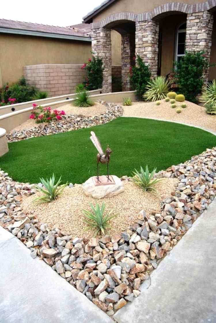 fram-trädgård-design-grannar-häpnadsväckande-gräsmatta-sand-grus-sten-skulptur