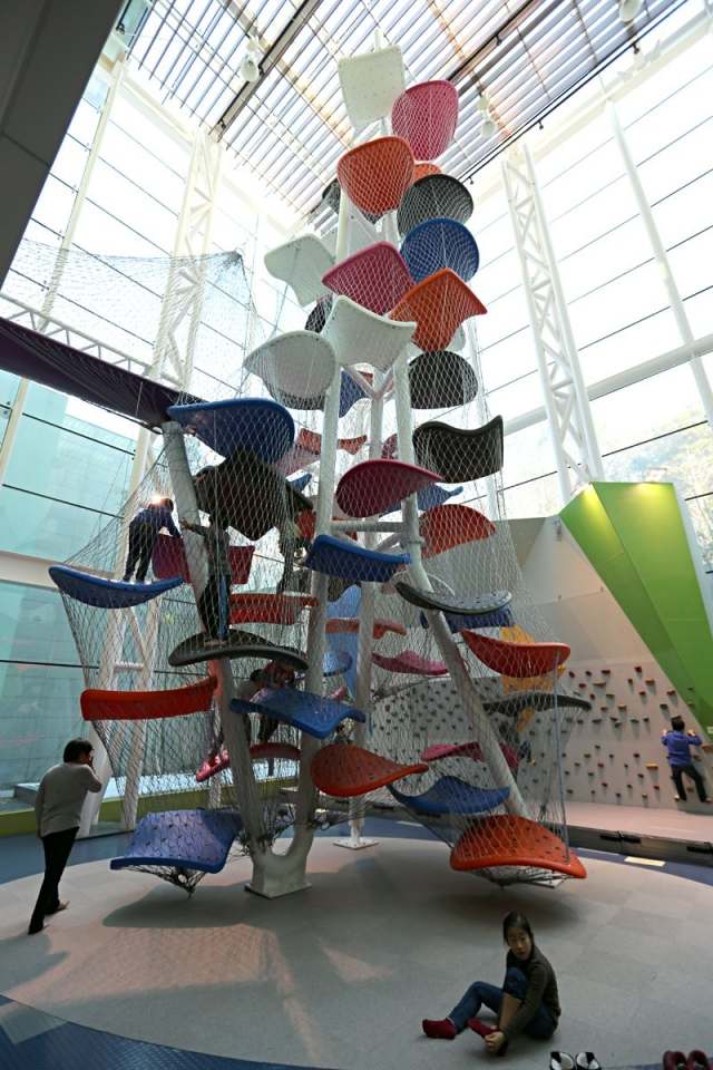 Klättertorn 17 meter högt, plaststeg, färgglatt utformade i spiralform