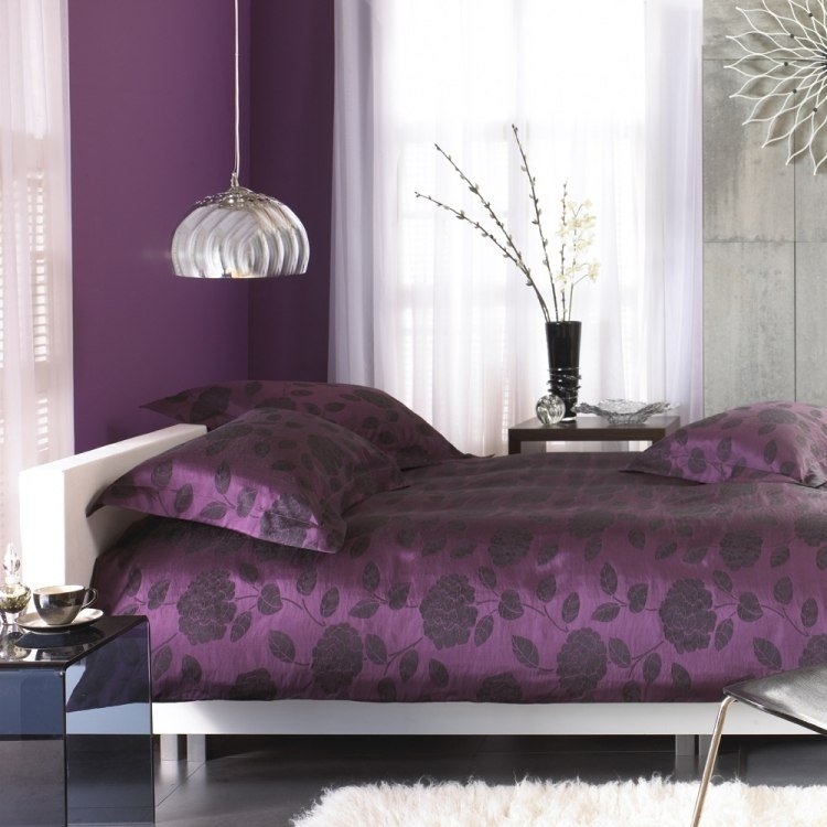 aubergine-vägg-färg-sovrum-vit-säng-