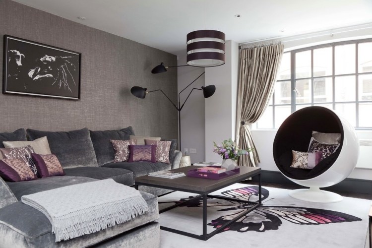 aubergine-accenter-vardagsrum-grå-soffa-tapet