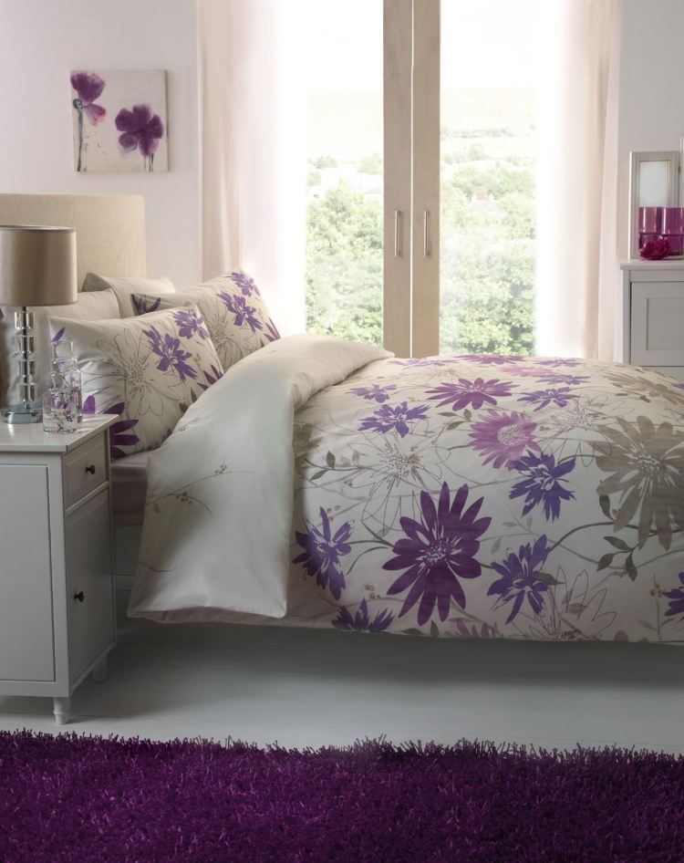 aubergine-accenter-sovrum-matta-sängkläder-blommor