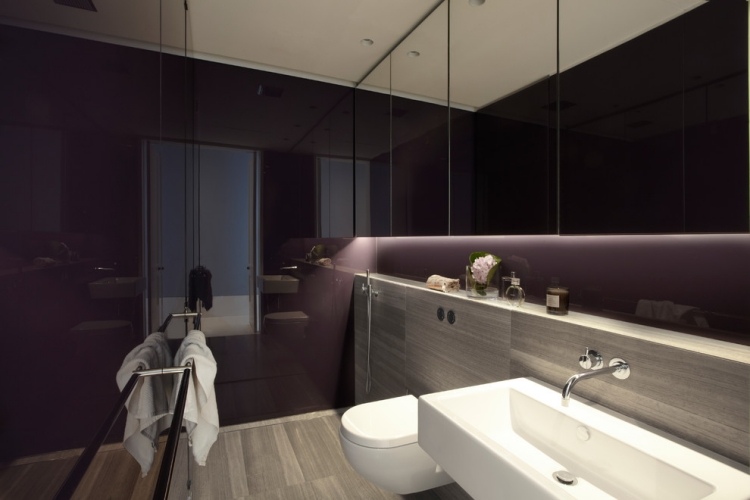 aubergine-färg-badrum-glas-väggpaneler-spegelskåp-led-belysning-kakel-trä utseende