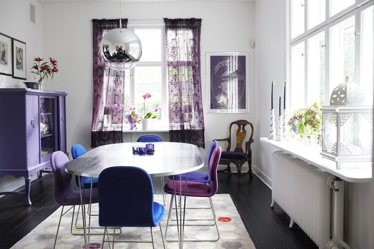 aubergine-matsal-accenter-vit-vägg-speglad-hängande-lampa-matbord