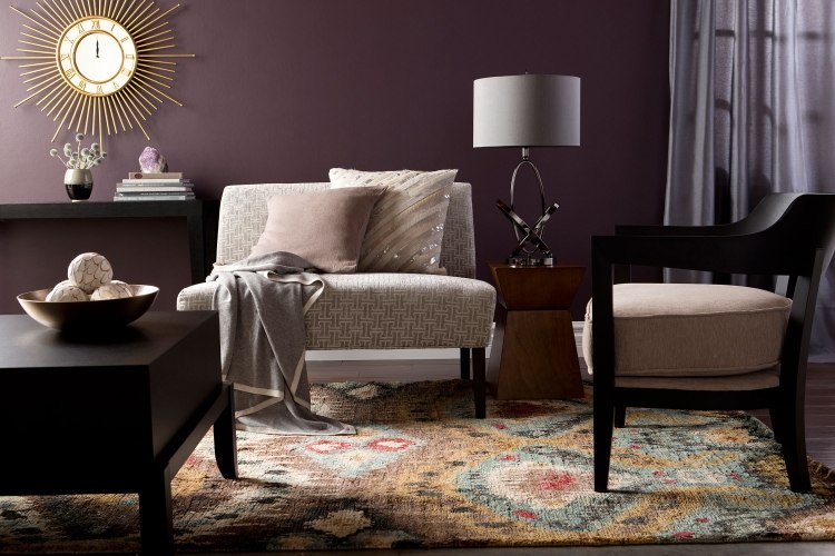 aubergine-vägg-färg-vardagsrum-möbler-mörkt-trä-grädde-klädsel