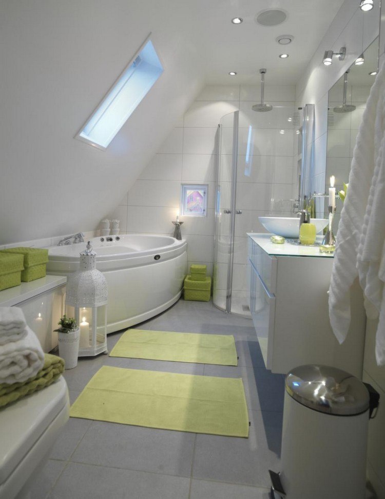 litet-badrum-sluttande tak-badkar-dusch-hörn ingång-infällda fläckar-gröna-accenter