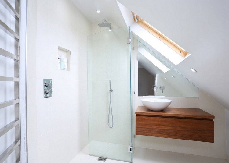 små badrum med sluttande tak - duschkabin - glasvägg - trähandfat - bänkskåp
