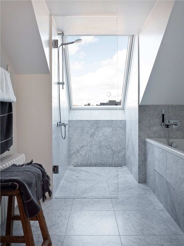 litet-badrum-sluttande tak-grå-vägg-golv-kakel-dusch-badkar