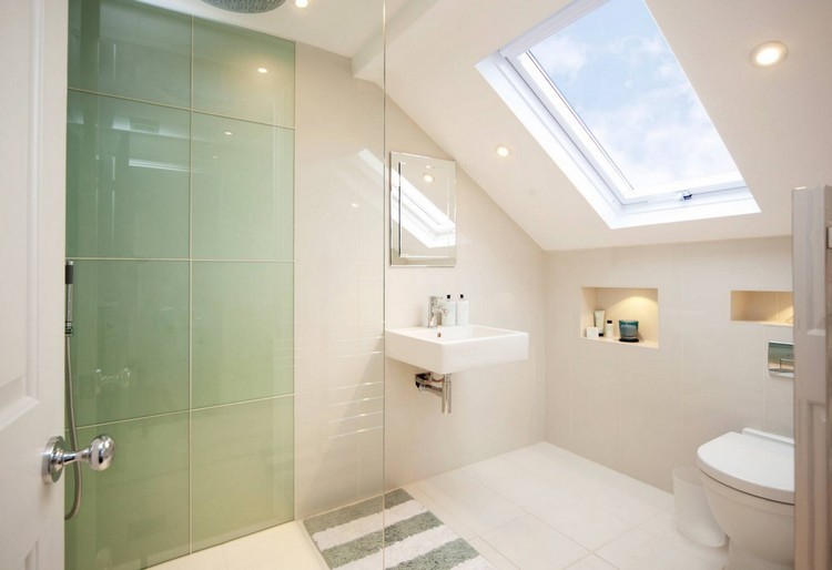 små badrum med sluttande takpannor-grädde-grönt-gå-i-dusch-infällda spot-takfönster