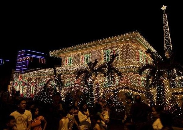 Utomhusdekorationer julhus philippines million fairy lights fasad
