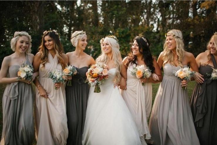 extraordinära-jungfru-klänningar-pastell-färger-beige-brun-bocho-chic-kvinnliga-sommar bröllop