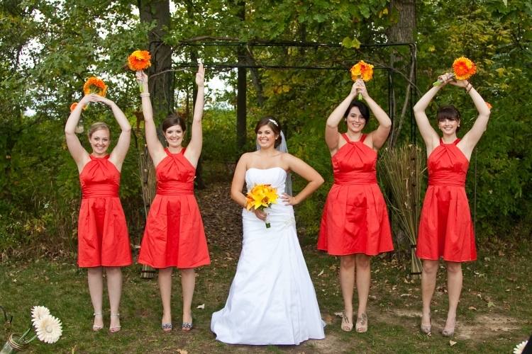 extraordinära-rautermaid-klänningar-röda-cocktail-klänningar-medellånga-strutsar-orange-brudskog