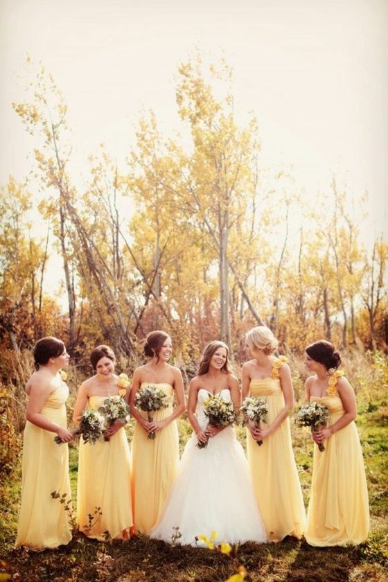 med-en-rem-blommor-dekorerade-gula-klänningar