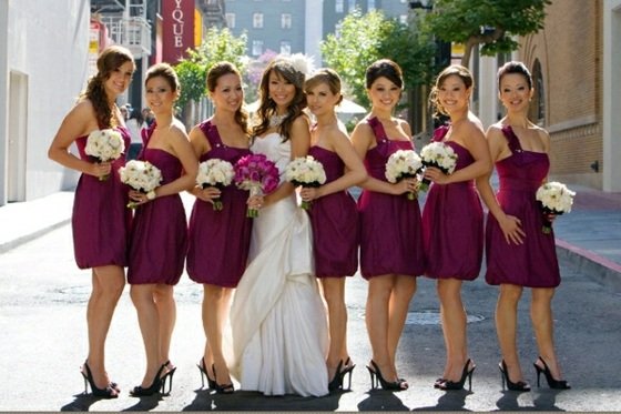 Violett-klänningar-kort-med-sandaler-bröllop