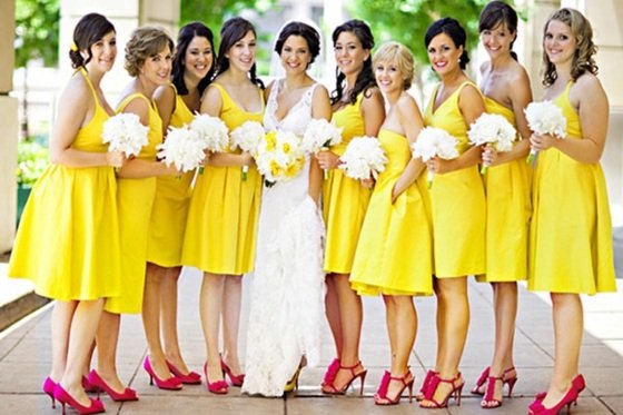 gula-klänningar-med-fuchsia-färg-sandaler