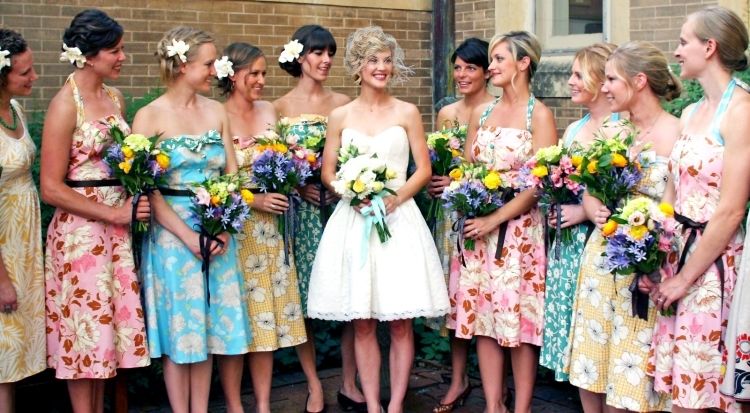 extraordinära-brudtärna-klänningar-kreativ-idé-vintage-färgglada-blommig-mönster-vacker-medellång