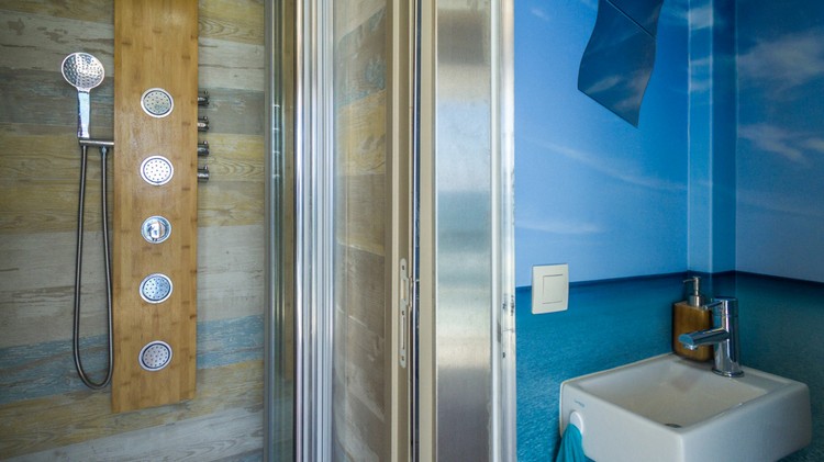 litet badrum lastbil hotell på hjul möblerar ocean stil