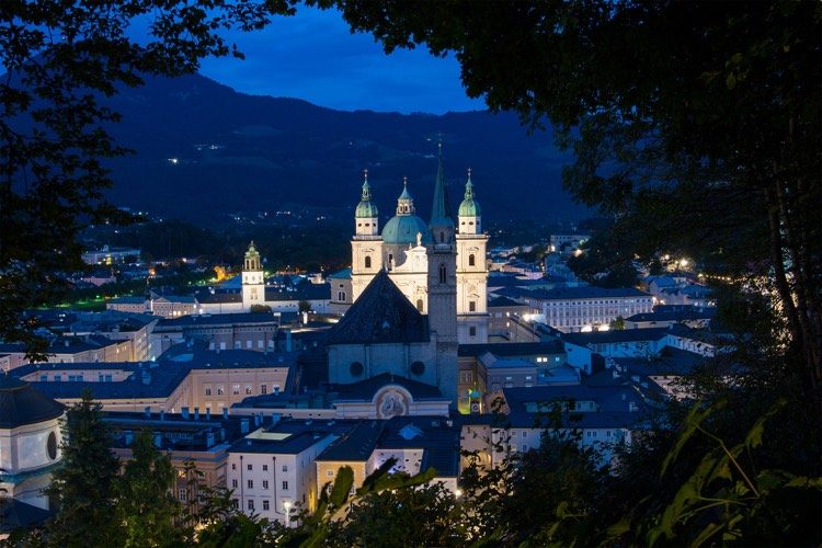 Salzburg-Altstadt-Dom-Mönchsberg-nattbelysning