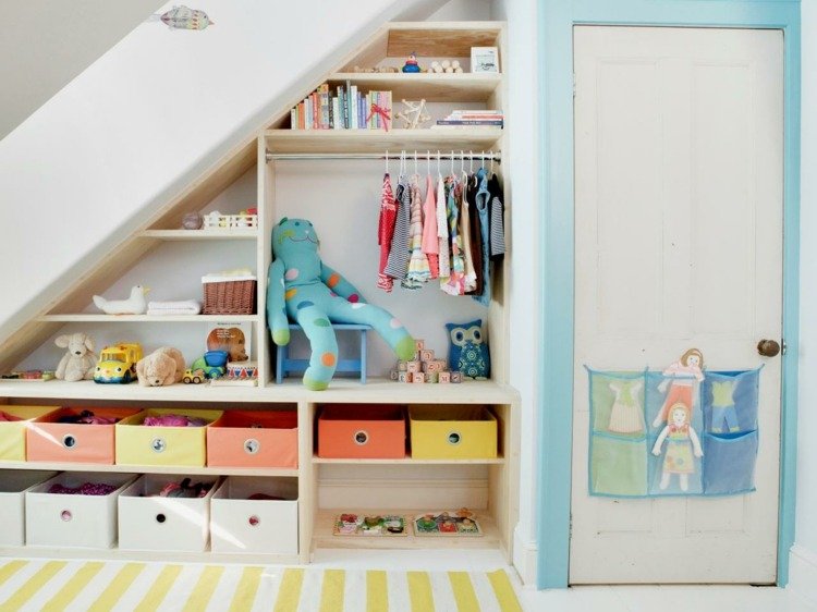 förvarings-leksaker-vägg-nisch-sluttande-tak-öppna-hyllor-garderob