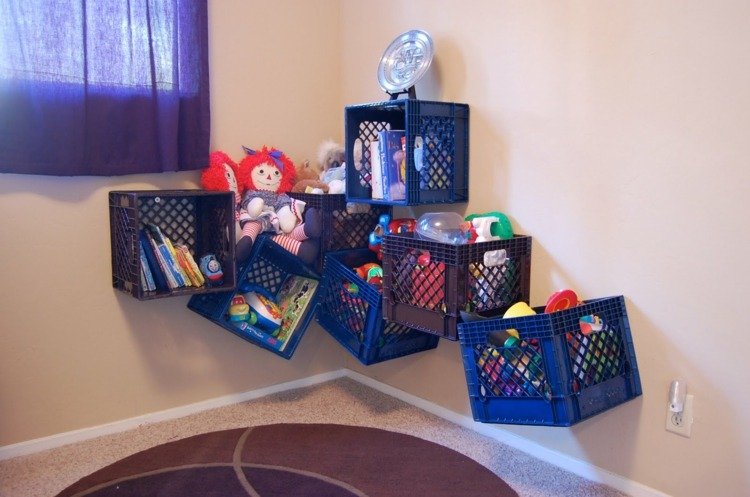 Förvarings-leksaker-barnrum-inredning-lådor-plast-abstrakt