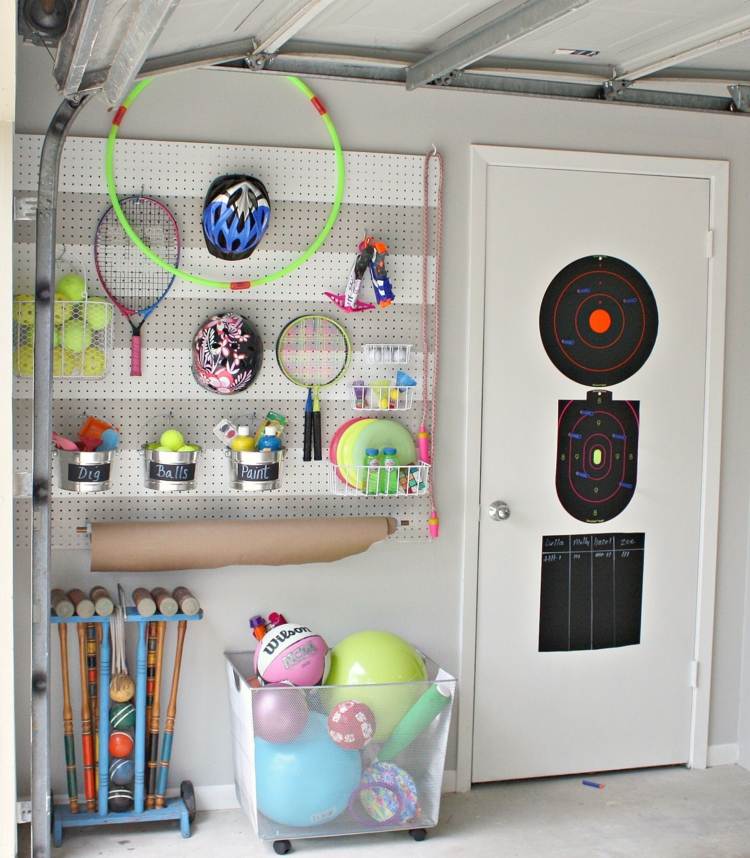 Förvaring-leksaker-utanför-trädgård-garage-idé-vägg-hängande-tennis-badminton