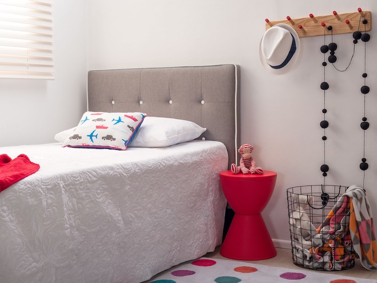 Förvaringskorgar-dekoration-barnrum-väggkrokar-säng-sänggavel