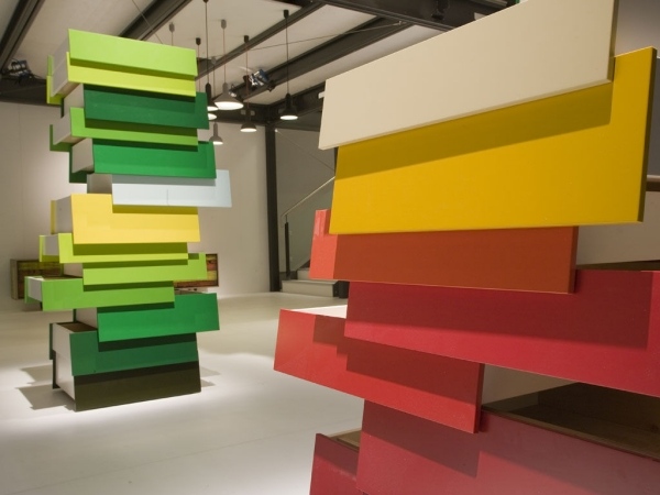 stack Shay Alkalay torn utställning Milano färgglada lådor