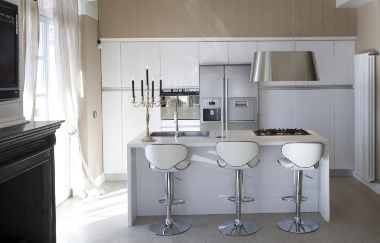 design-fläktkåpor-modern-elica-kök-vit-beige-kök mot-kök ö-gasspis