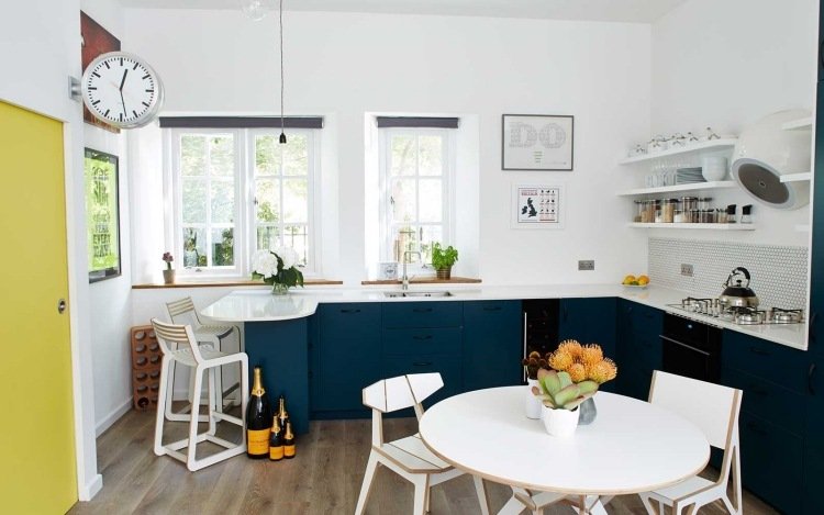 design-utsugskåpor-modern-elica-kök-vitt-köksfronter-bensin-blå-skandinaviskt trägolv