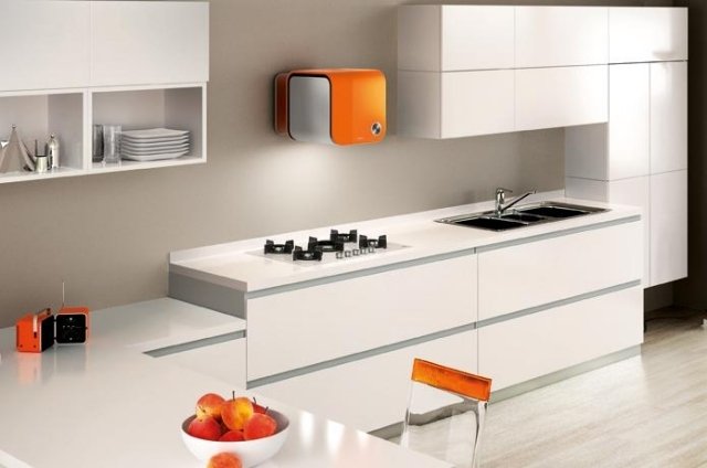 orange fläktkåpa slående design vitt kök elica