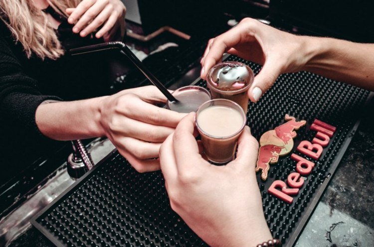 Kaffeskott dricker nyårsafton festidéer för vuxna