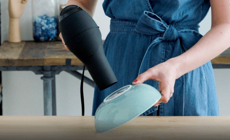 Ta bort klistermärken med tips om hushållsartiklar