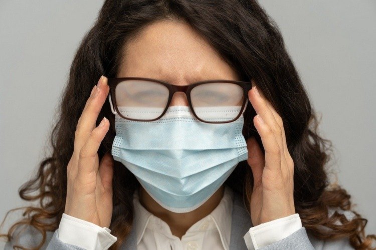 Masker är särskilt ett hinder för människor som bär glasögon i vardagen