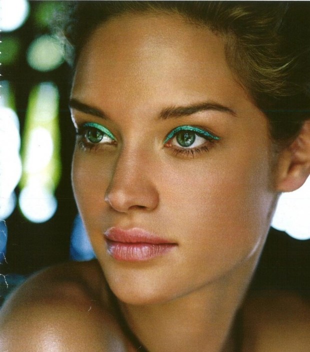 vacker-kvinna-ögon-make-up-eyeliner-grönt-lock