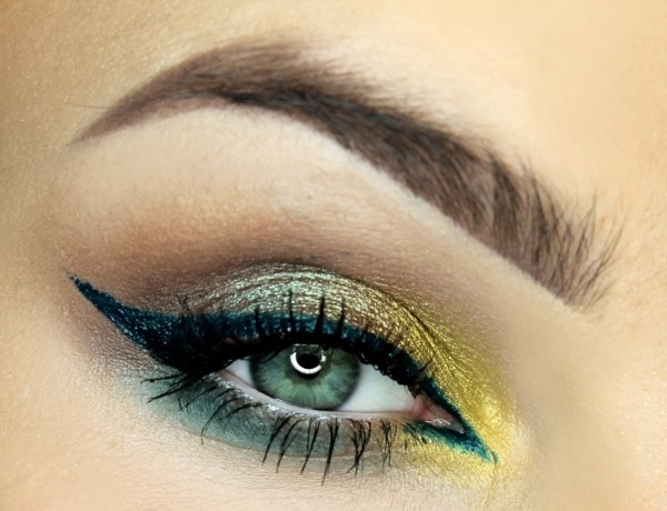 böjd-eyeliner-blå-svart-mascara-glitter-partiklar-gul-ögonvrån