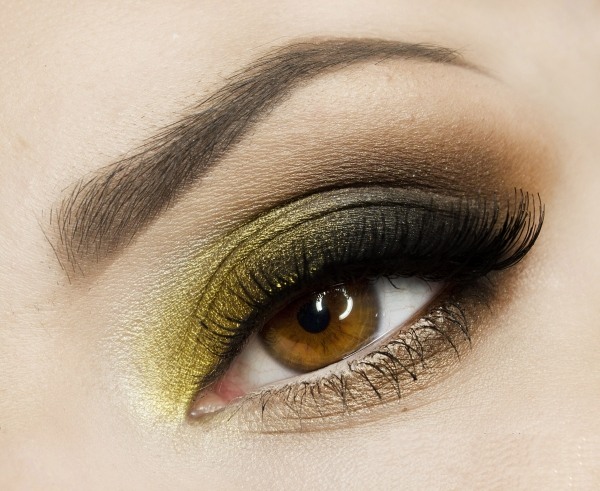 Eyeliner-övre-franslinje-mousserande-smokey-ögon-guld