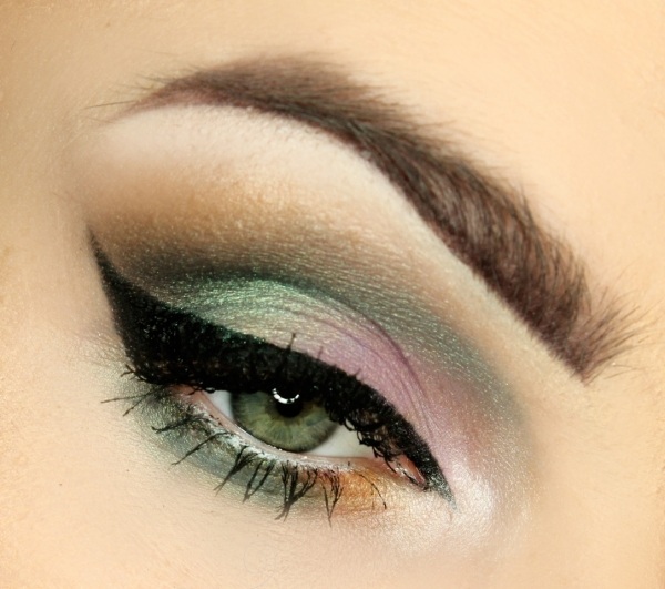 Swallowtail eyeliner-eye-make-up-fest-ögonbryn-betona