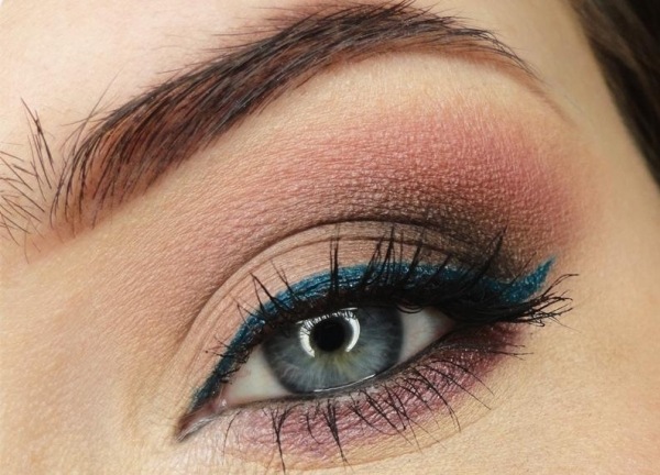 Höst-eyeliner-färgad-eyeliner-i-blå-svart-mascara-betonar-ögonbryn