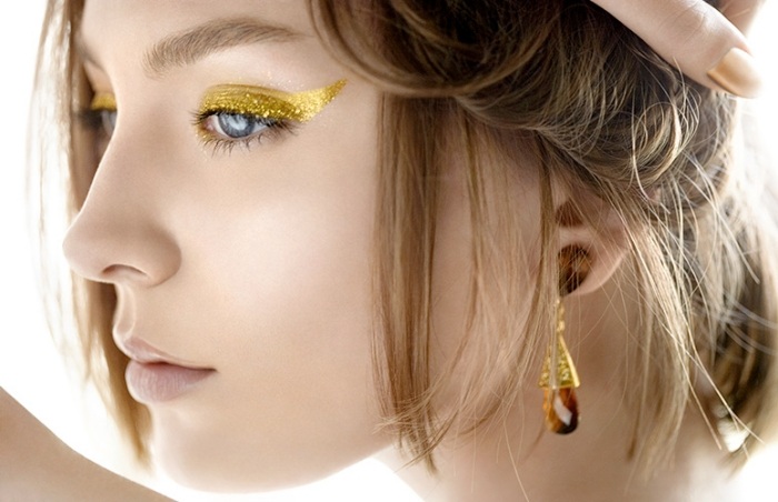 eyeliner-i-guld-glitter-partiklar-idéer-för-mycket-ljus-hud