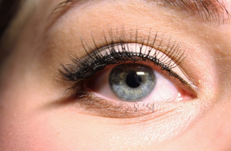 Ögonmake-up-eyeliner-blå-ögon-långa ögonfransar