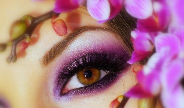 ögonmakeupstips bruna ögon lila rosa ögonskugga