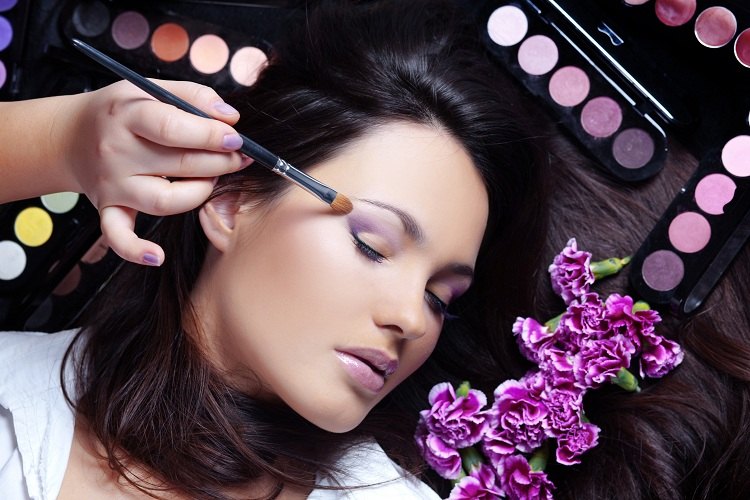 Ögonmakeup större makeupidéer applicerar lila ögonskugga